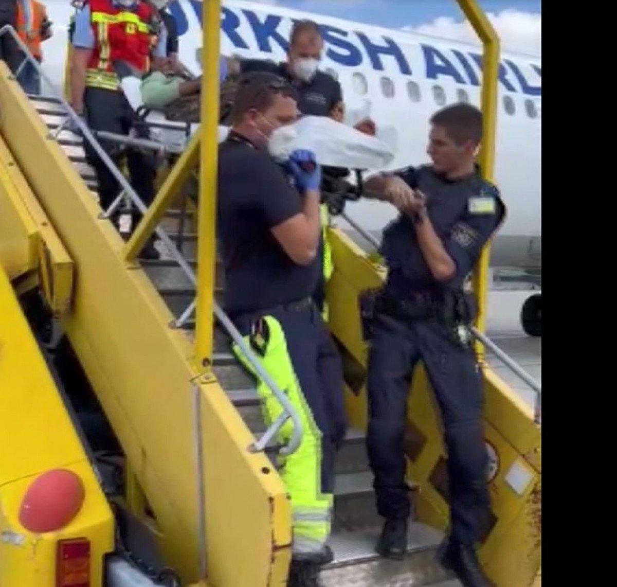 Nijeryalı kadın, uçakta doğum yaptı