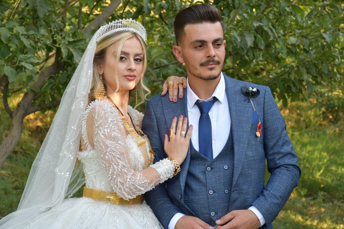 Şırnak'ta düğünde seçim gibi takı töreni: Oy kullanır gibi zarf attılar