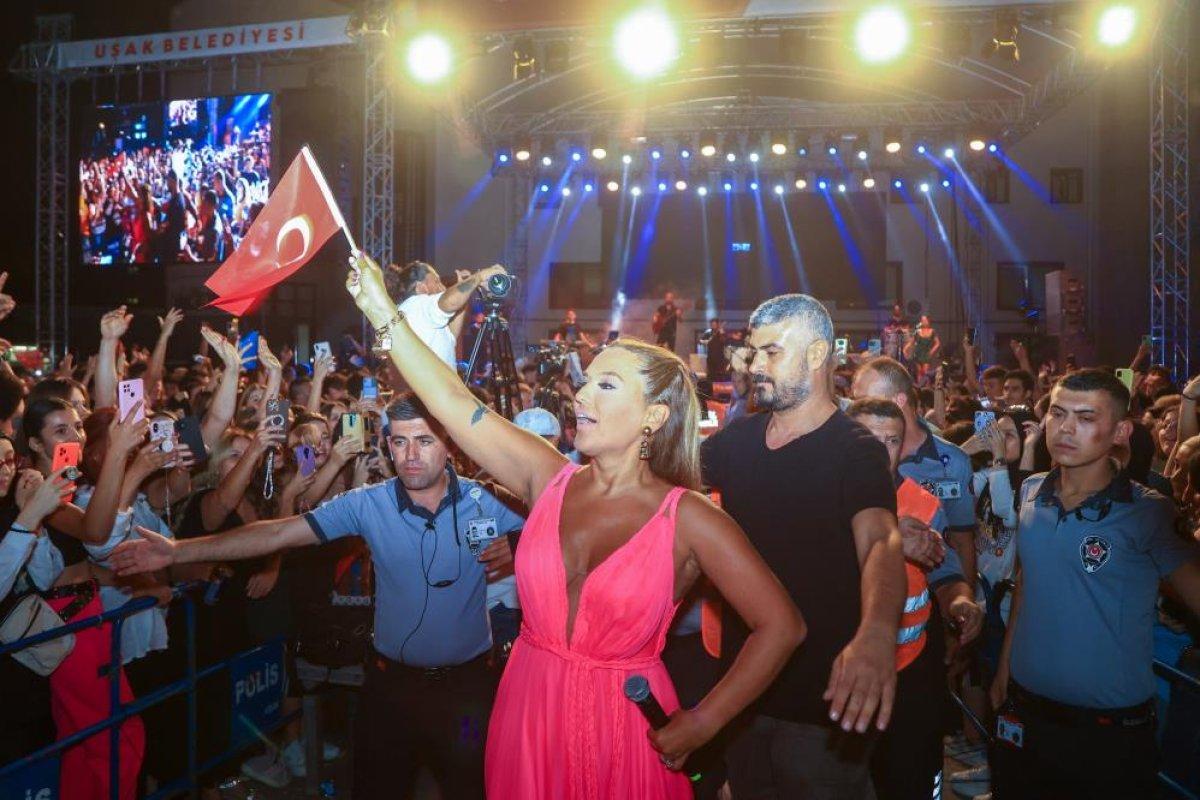 Demet Akalın sahneye çıkarken düştü: Eşi pansuman yaptı