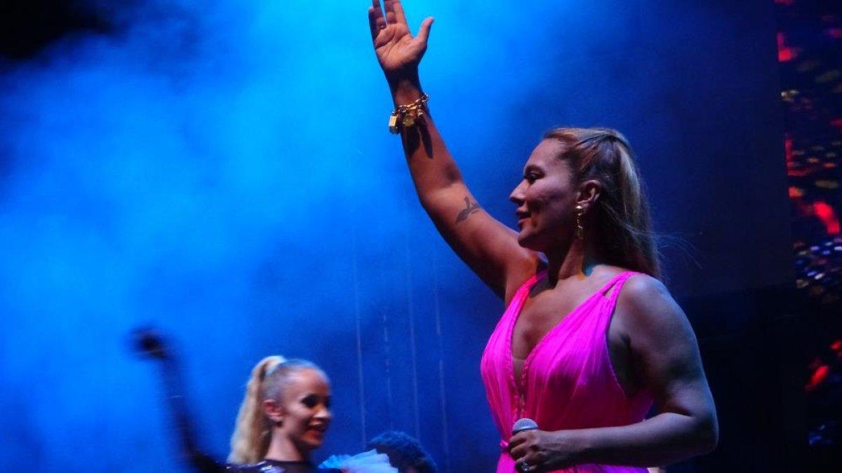 Demet Akalın sahneye çıkarken düştü: Eşi pansuman yaptı