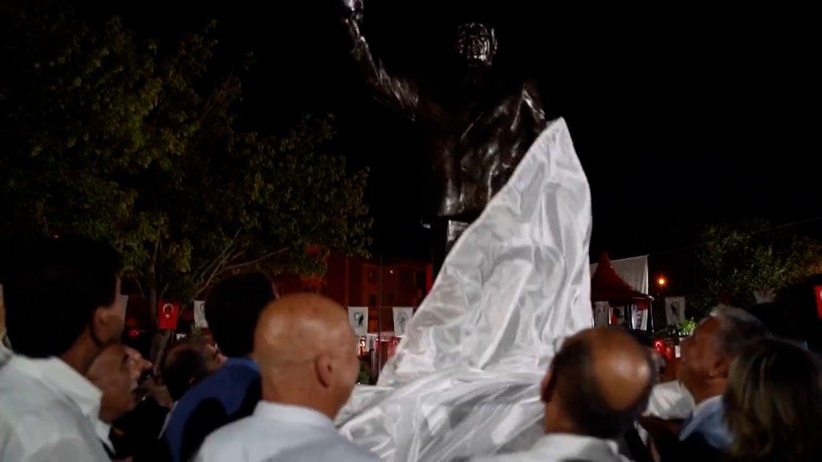 CHP'li Muratpaşa Belediyesi, Süleyman Demirel'in heykelini dikti