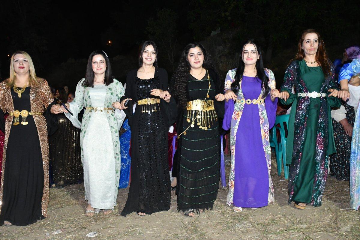 Şırnak'ta düğünde seçim gibi takı töreni: Oy kullanır gibi zarf attılar