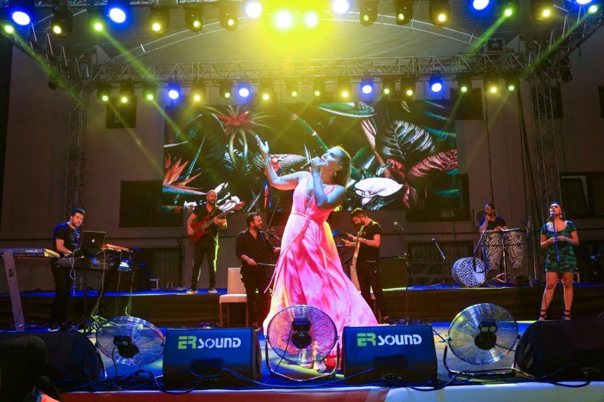 Demet Akalın sahneye çıkarken düştü: Eşi pansuman yaptı