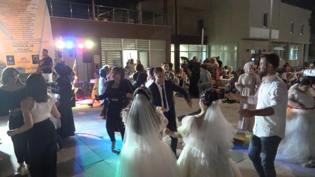 Bursa'da 7 down sendromlu genç kıza temsili düğün yapıldı
