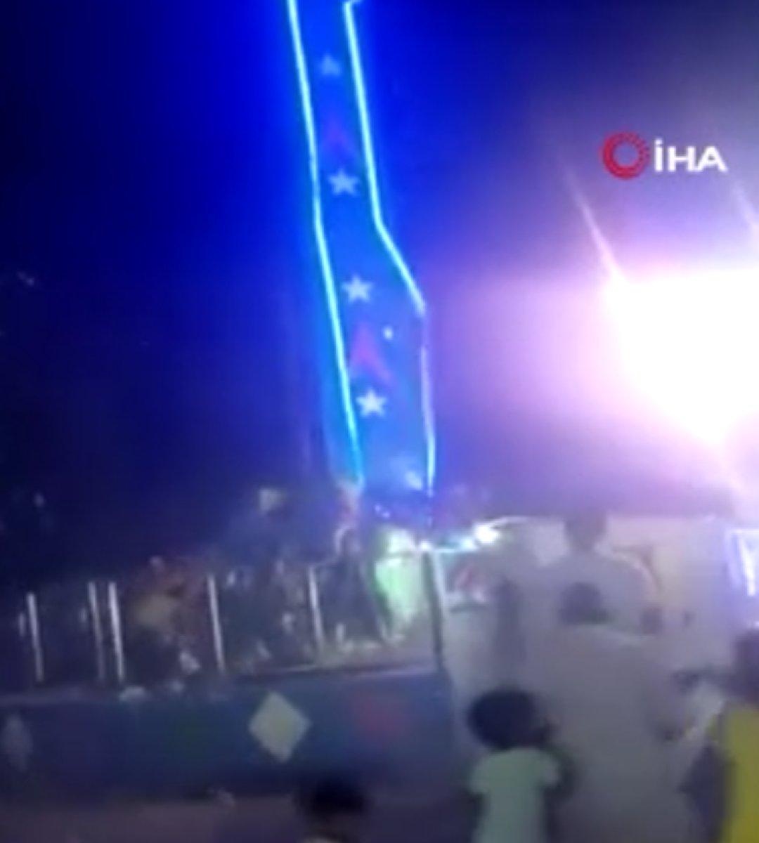 Hindistan’da, lunaparktaki dönen salıncak yere çakıldı