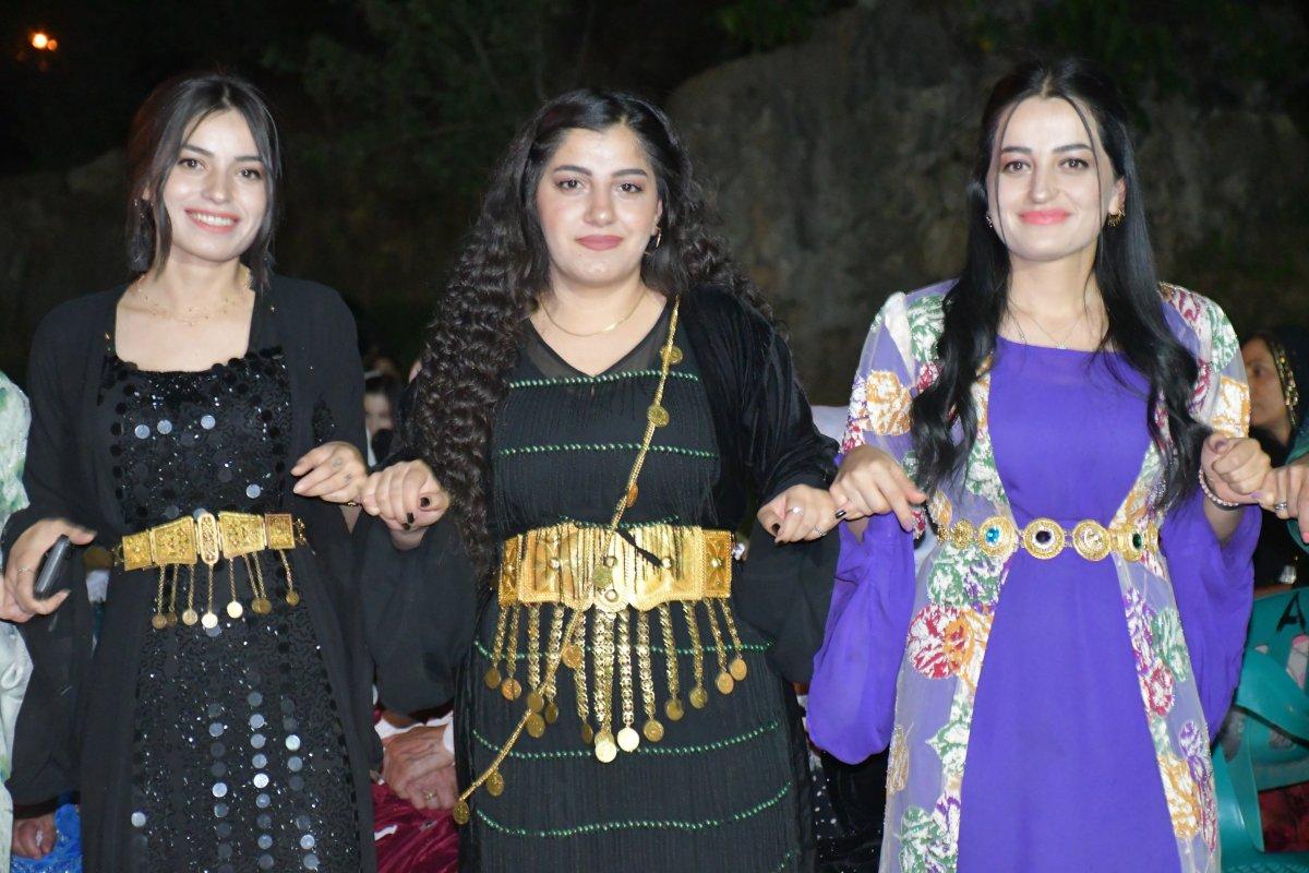 Şırnak'ta düğünde seçim gibi takı töreni: Oy kullanır gibi zarf attılar