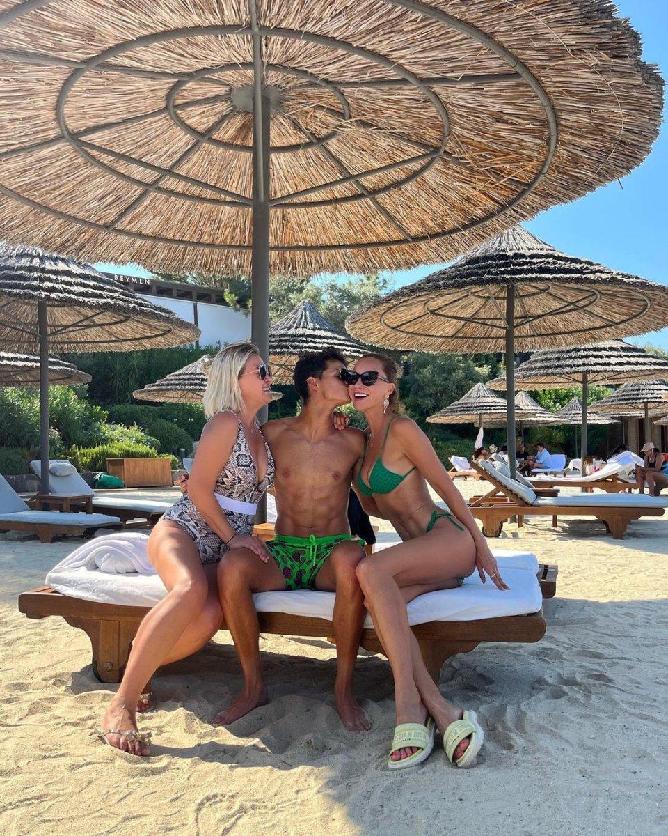 Ebru Şallı 18 yaşındaki oğlu Beren Tan'la poz verdi