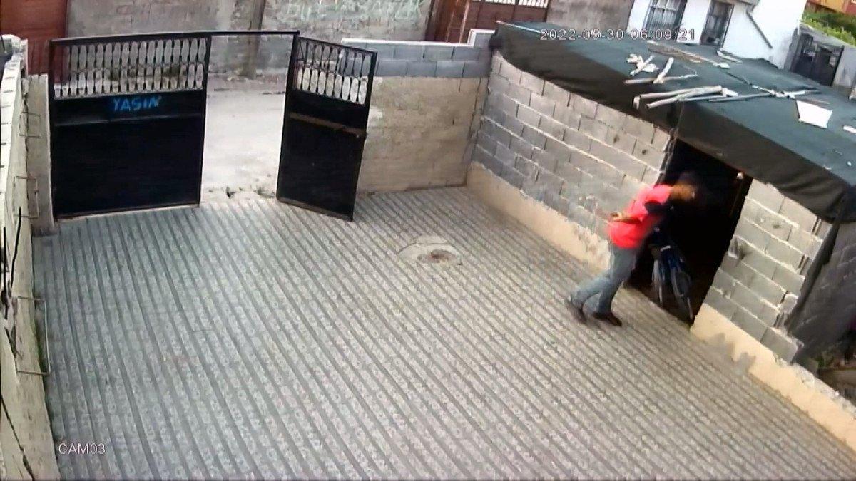 Adana’da çaldığı motosikleti, arandığını öğrenince geri bıraktı