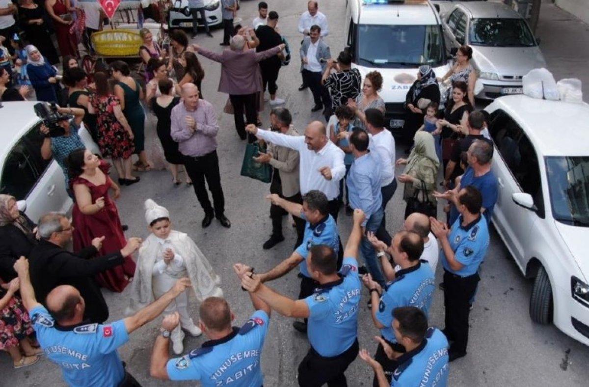 Manisa'da zabıta aracı sünnet arabası oldu