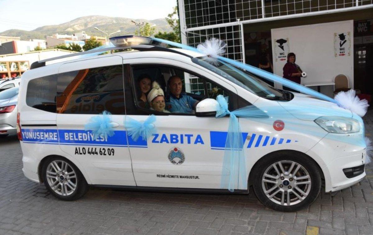 Manisa'da zabıta aracı sünnet arabası oldu