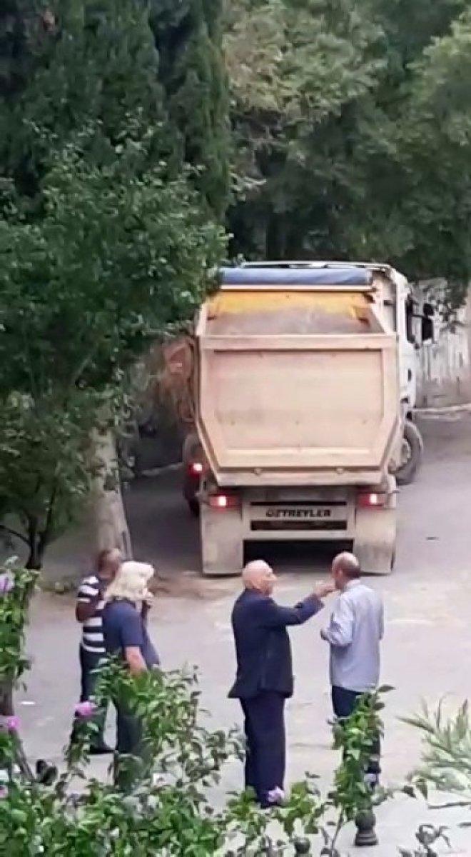 Fenerbahçe eski Başkanı Tahsin Kaya, çalışanları tokatladı