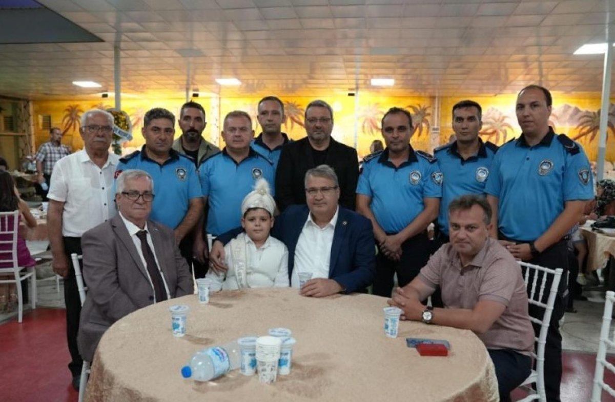 Manisa'da zabıta aracı sünnet arabası oldu