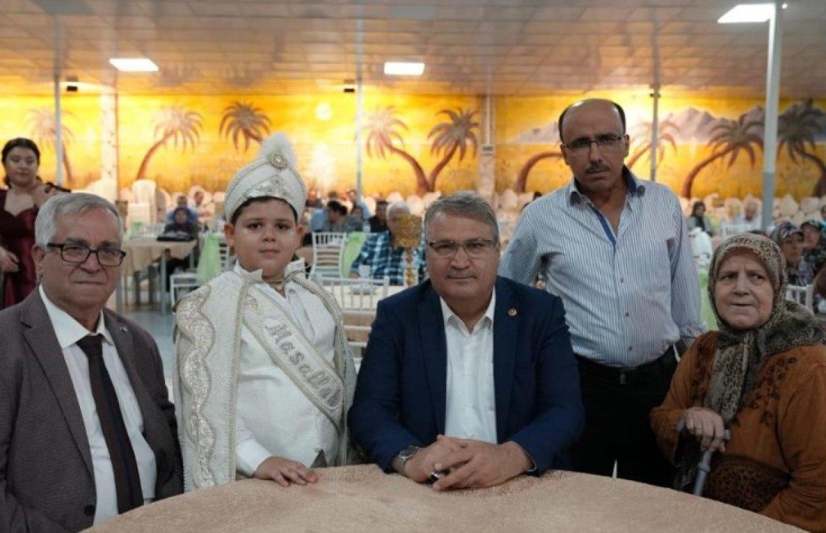 Manisa'da zabıta aracı sünnet arabası oldu