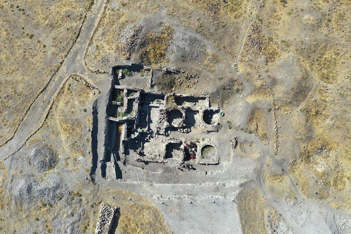 Suda doğumun ilk örneğinin yaşandığı değerlendirilen taş küvet