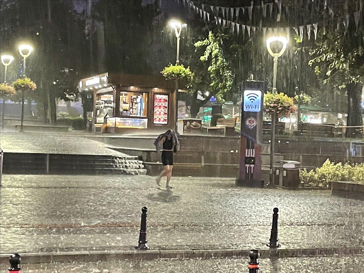 Trabzon'da sağanak yağış