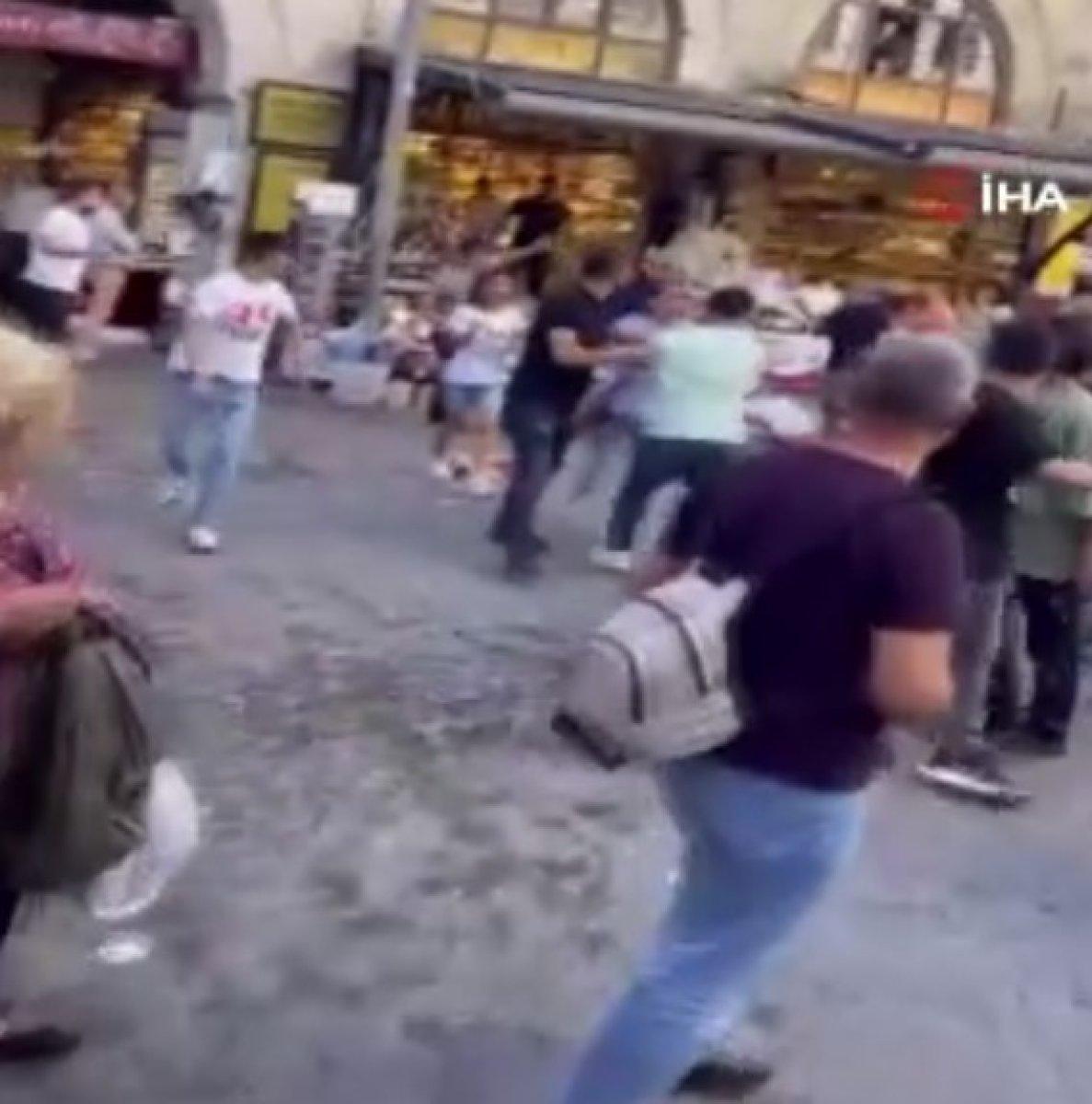 Tarihi Mısır Çarşısı'nda esnaflar birbirine girdi