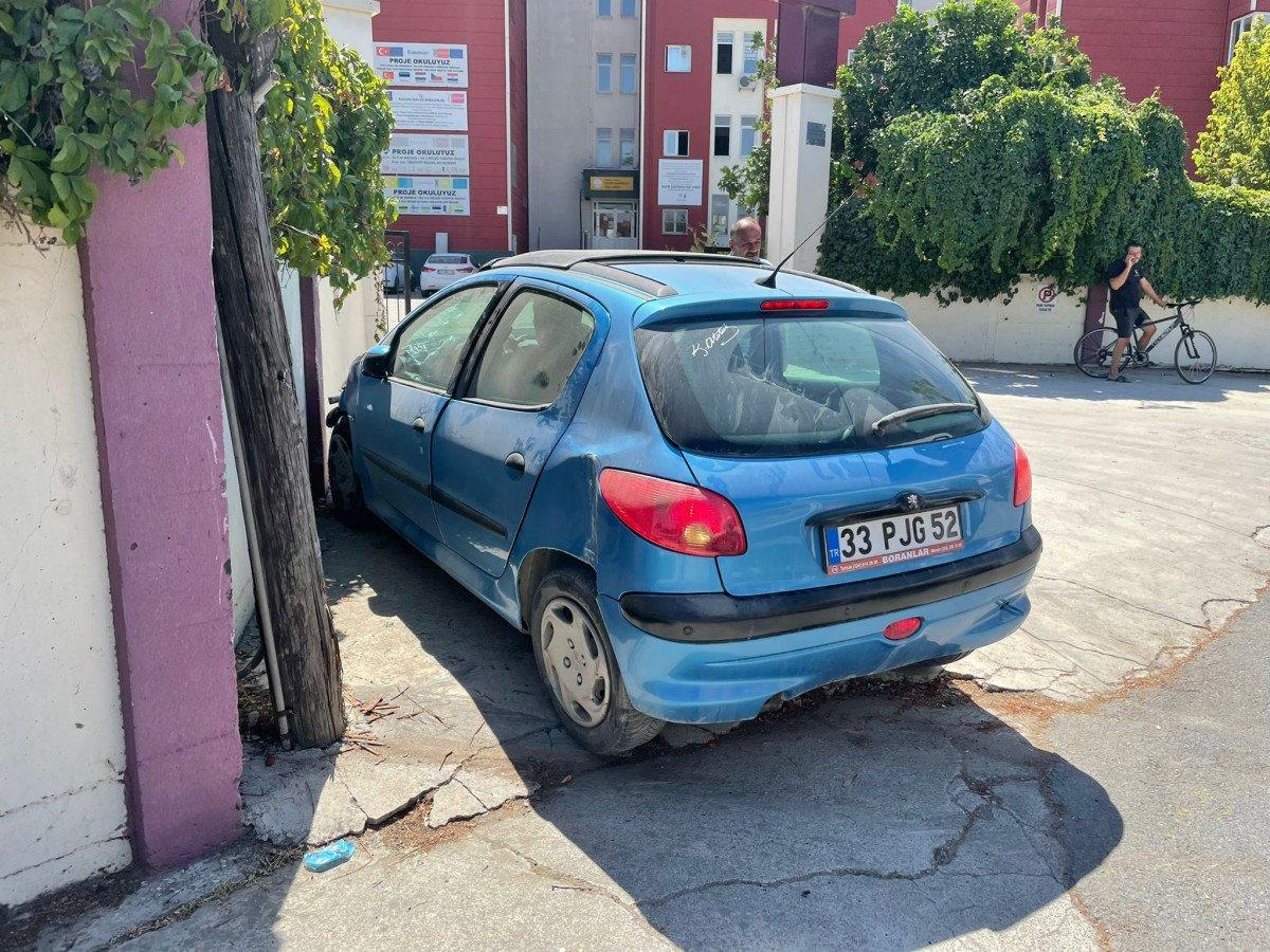 Mersin'de okul duvarına çarpan araç sürücüsü, 3 kişiyi yaraladı