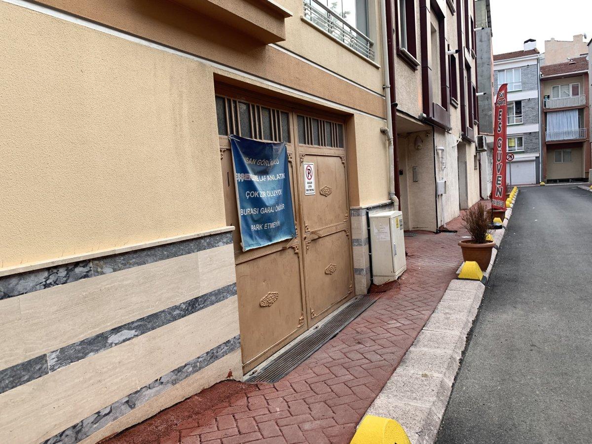 Eskişehir’de garaj önüne park eden araçlar için pankart astı