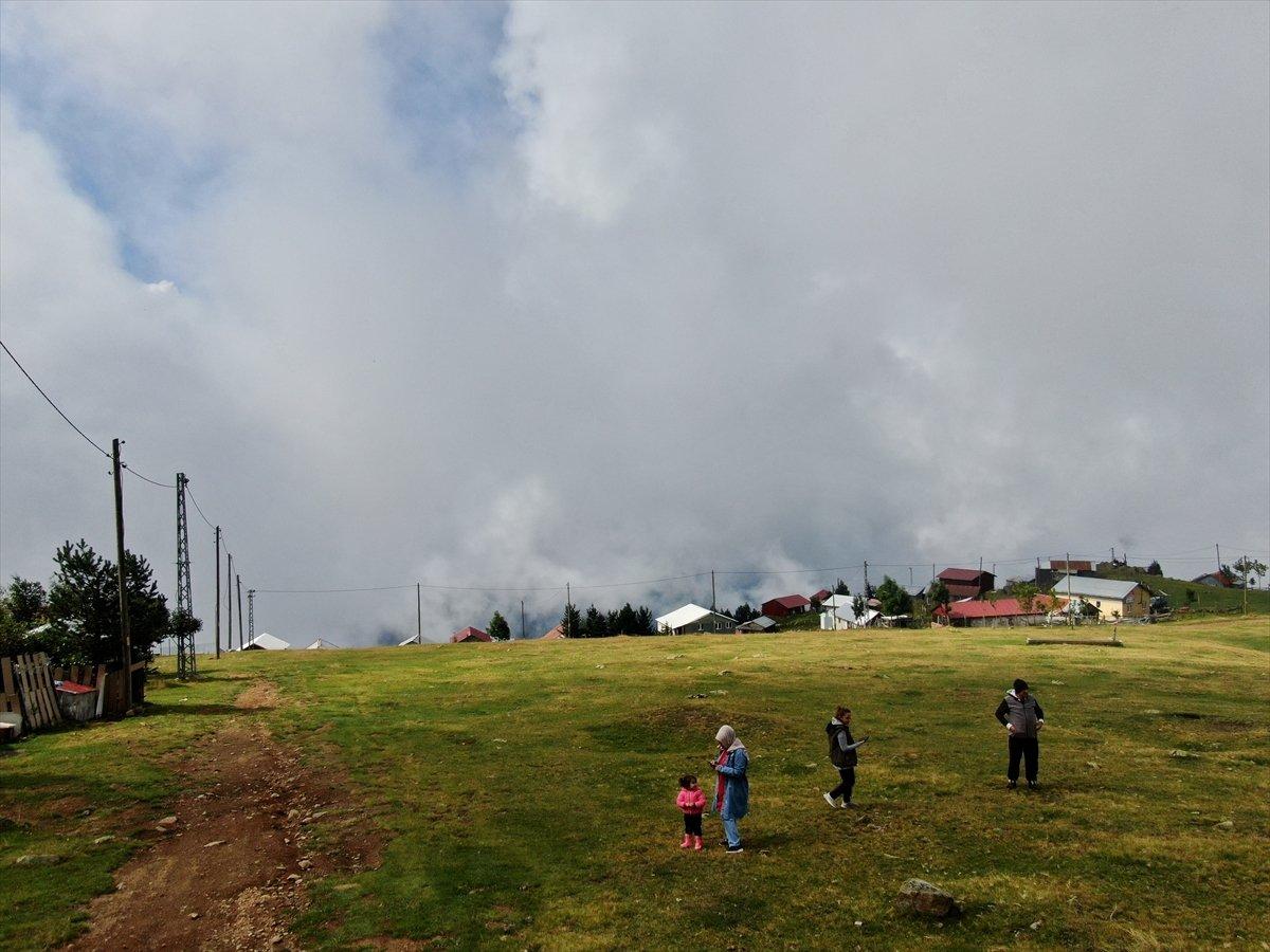 Karadeniz yaylaları sisle kaplandı