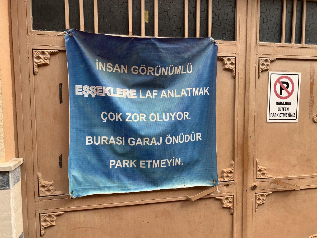 Eskişehir’de garaj önüne park eden araçlar için pankart astı