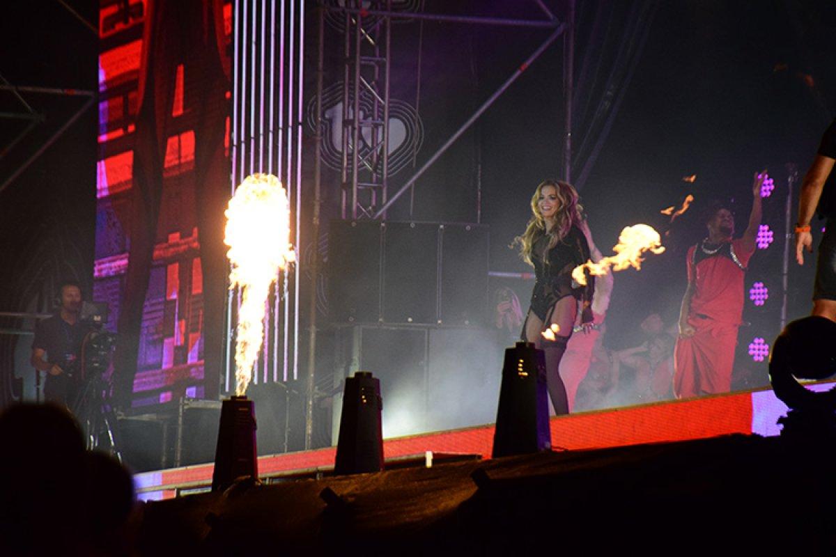 Dünyaca ünlü şarkıcı Rita Ora rüzgarı