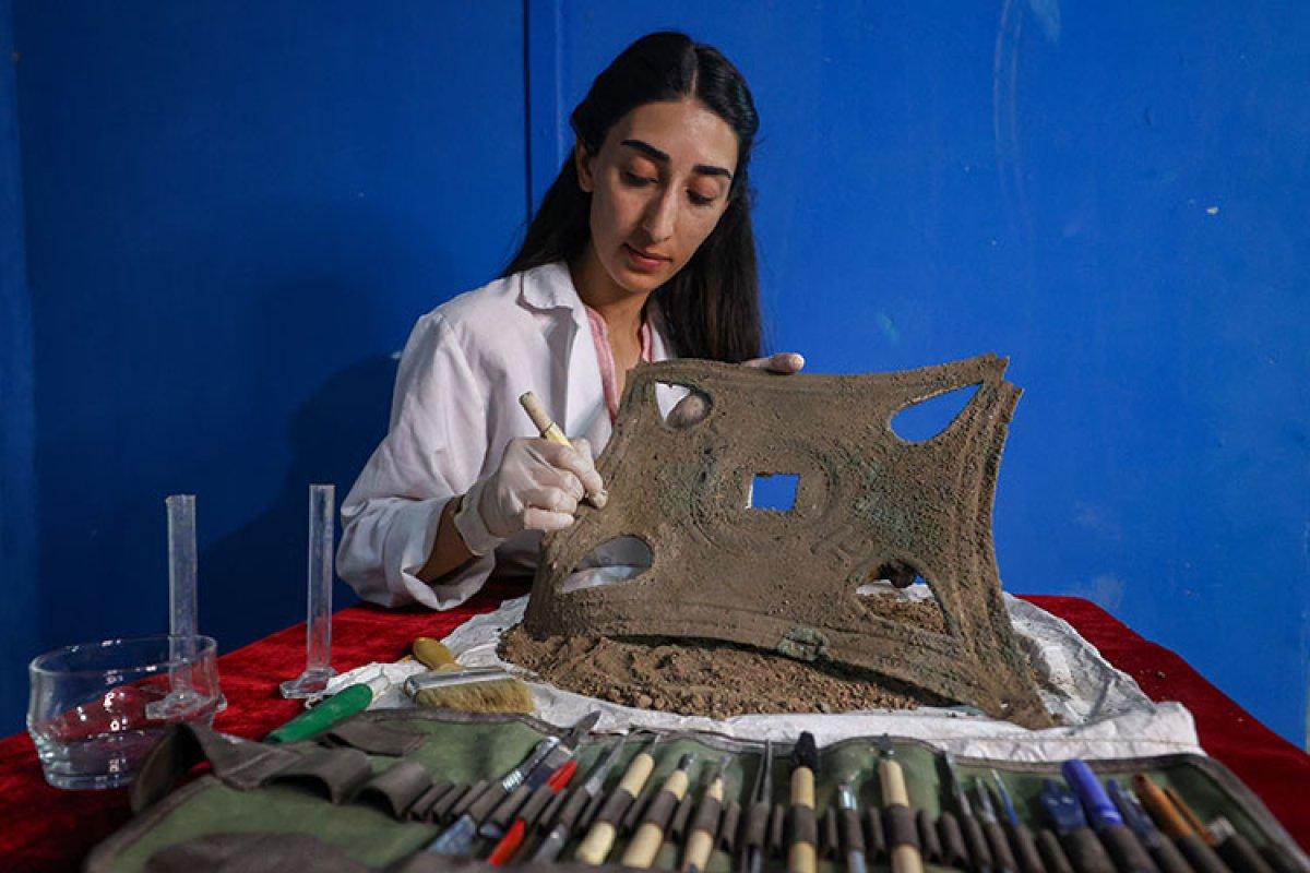 Van'da Urartulara ait mimari kaplama levhası bulundu