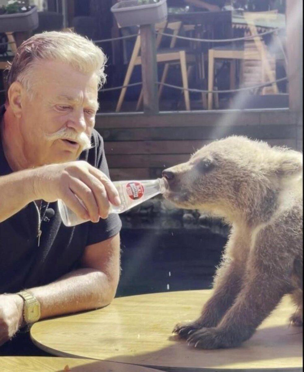 Nuri Alço yavru ayıyı gazozla besledi