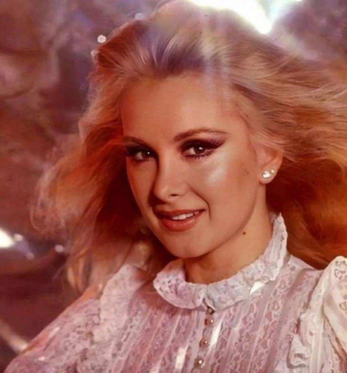 Filiz Akın’dan şezlong pozu