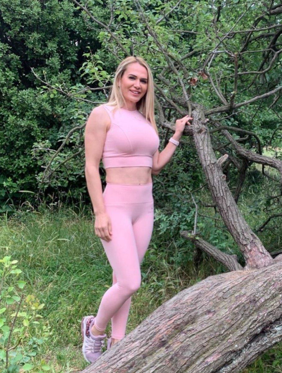 Survivor Nagihan'dan dekolteli poz