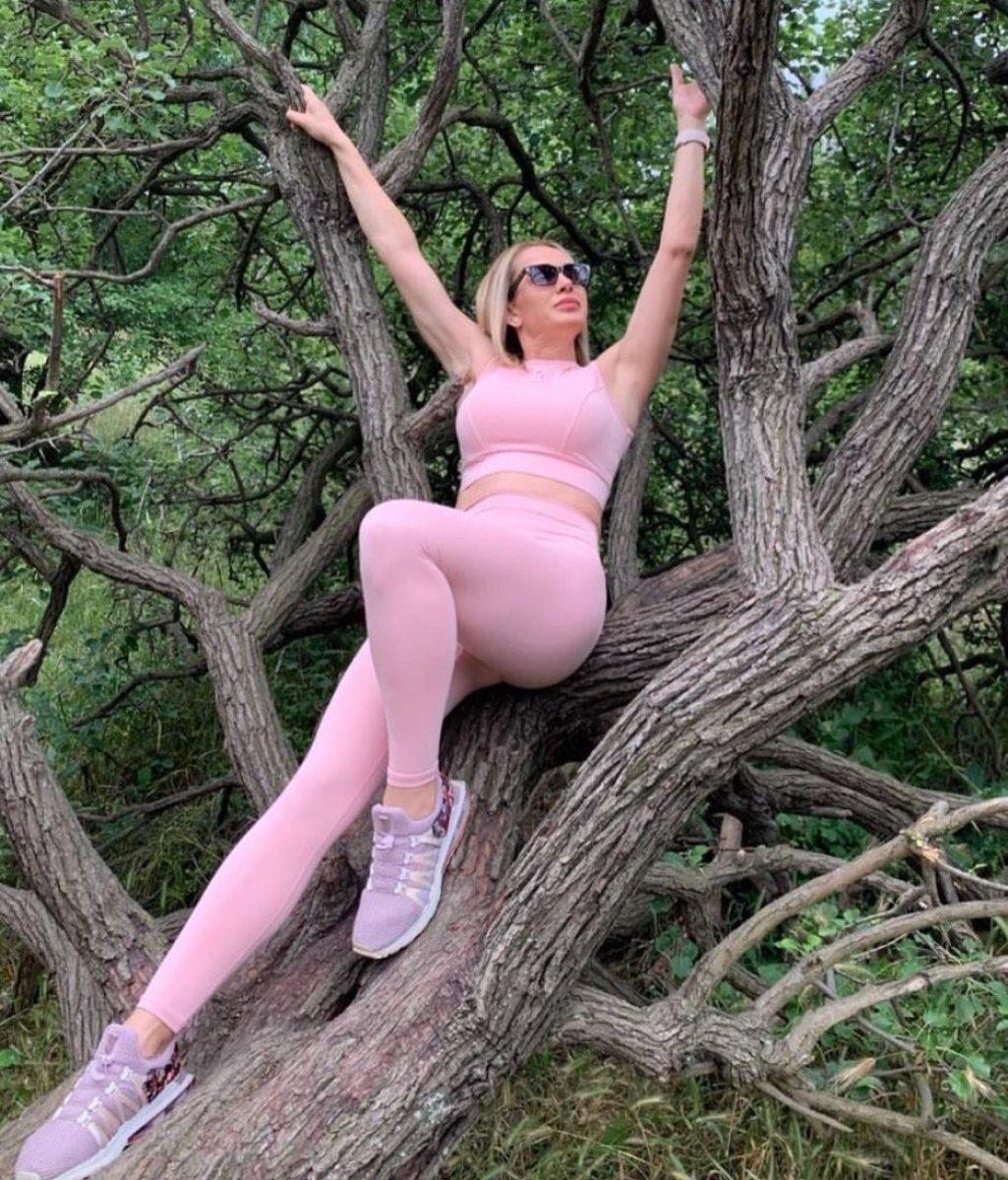 Survivor Nagihan'dan dekolteli poz