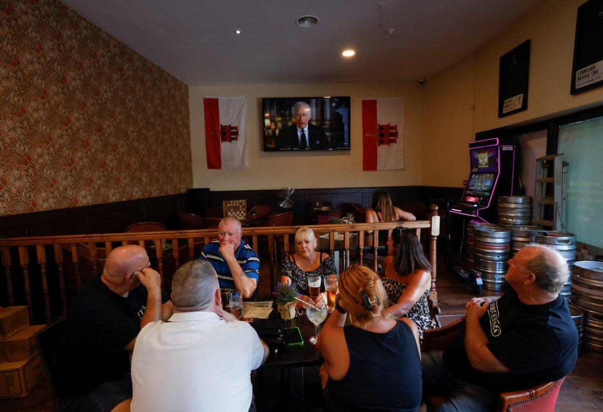 Kral Charles ilk kez halka seslendi