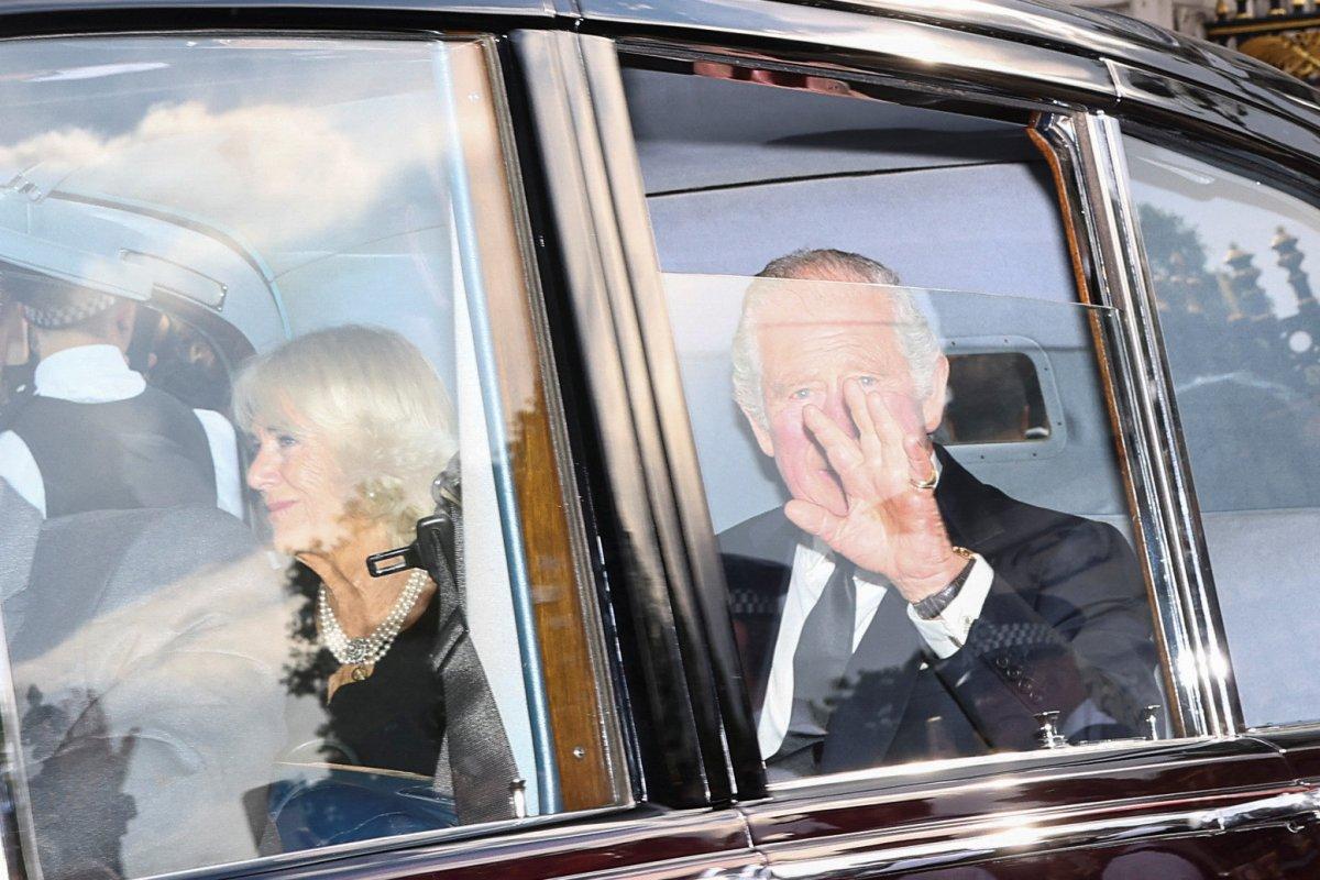 Kral Charles ilk kez halka seslendi