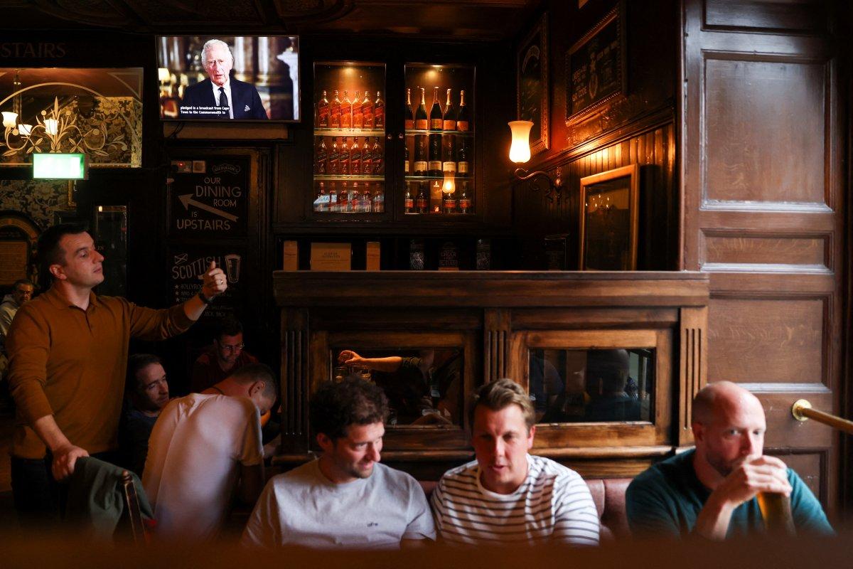 Kral Charles ilk kez halka seslendi