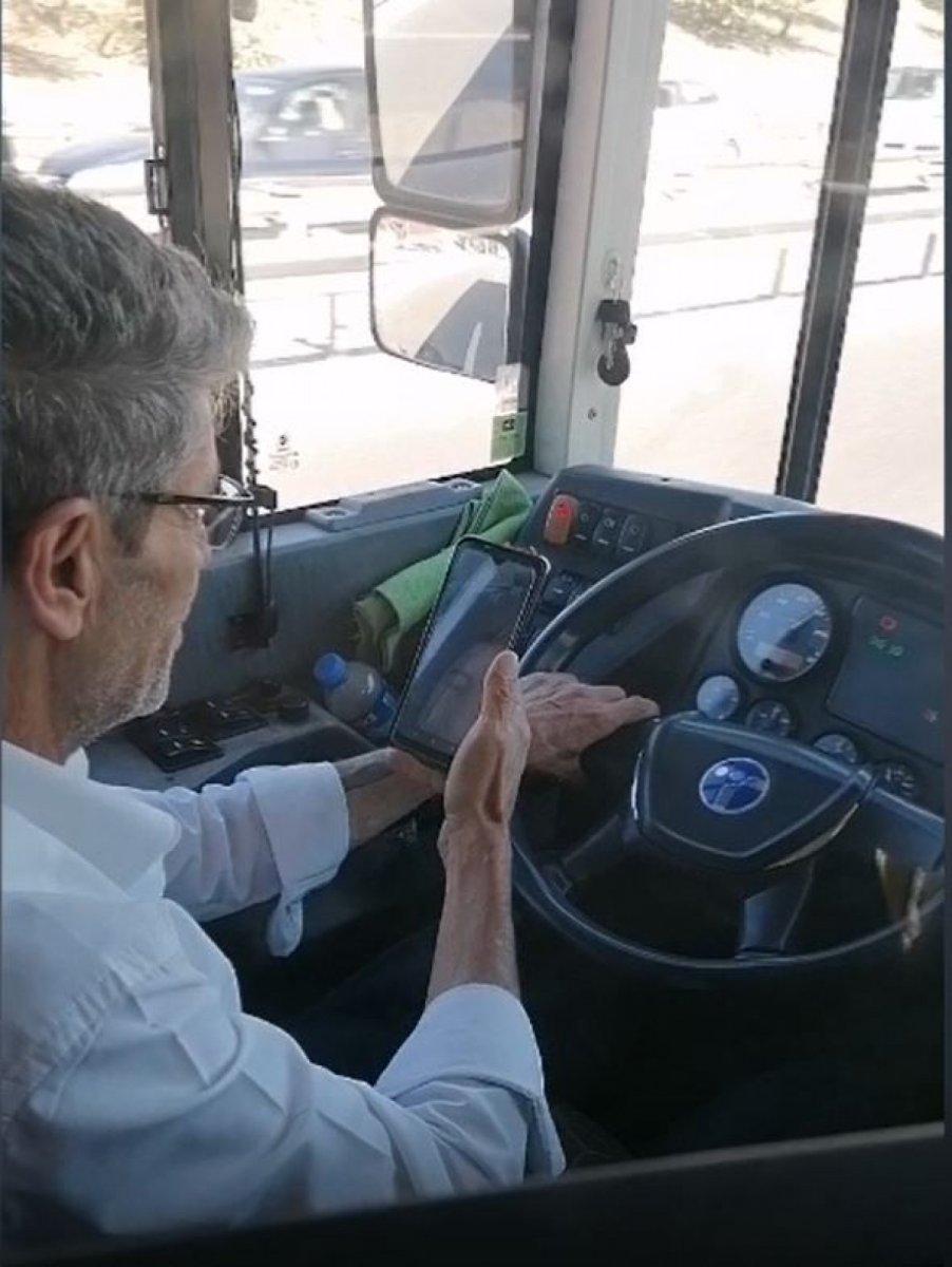 İETT şoförü, seyir halindeyken görüntülü konuşma yaptı