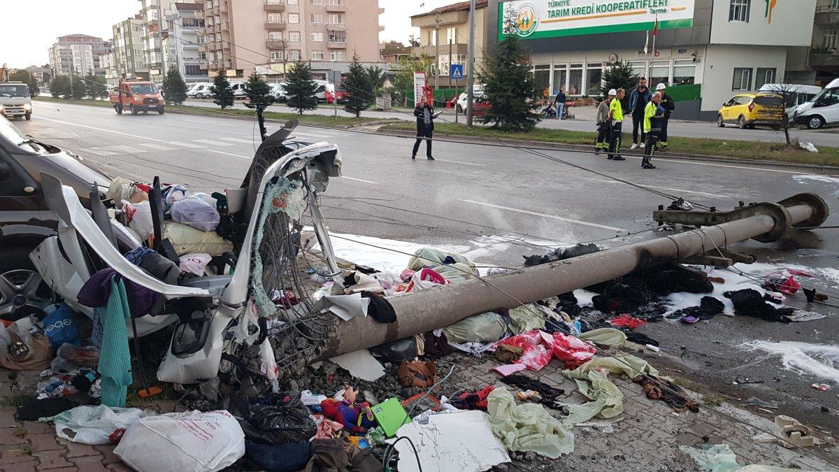 Samsun'da kamyonet elektrik direğine çarptı: 1 ölü, 1 yaralı