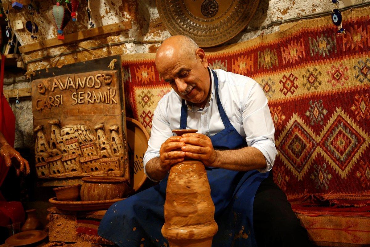 Vahit Kirişci'nin bir atölyede çanak yapımını deneyimlediği anlar
