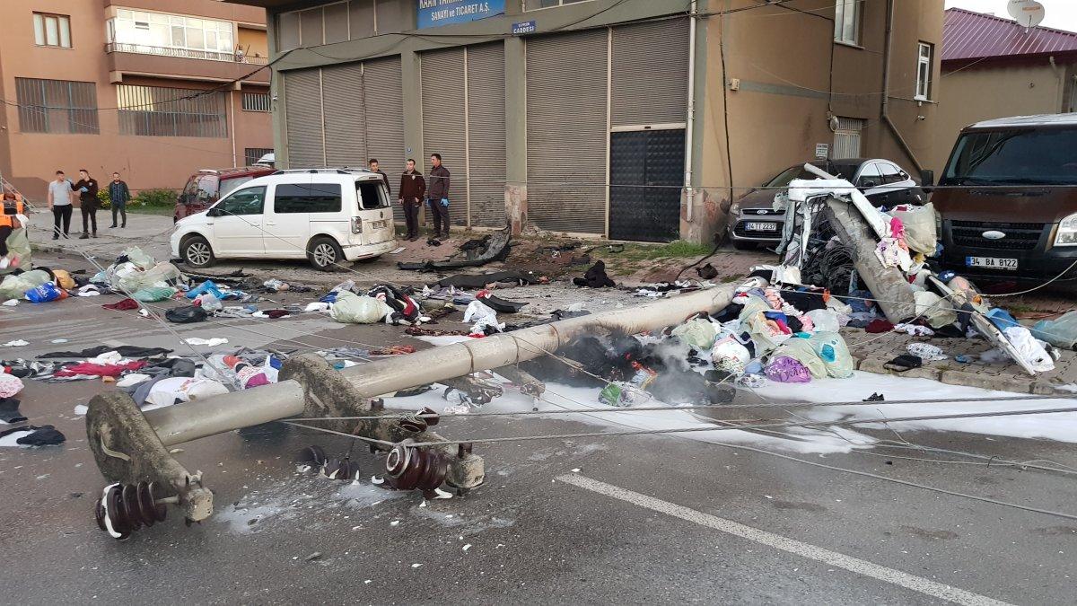 Samsun'da kamyonet elektrik direğine çarptı: 1 ölü, 1 yaralı