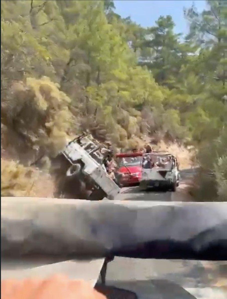 Antalya'da turistleri taşıyan safari aracı kaza yaptı