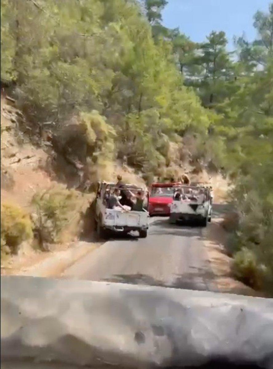 Antalya'da turistleri taşıyan safari aracı kaza yaptı