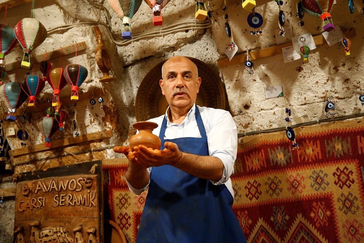 Vahit Kirişci'nin bir atölyede çanak yapımını deneyimlediği anlar