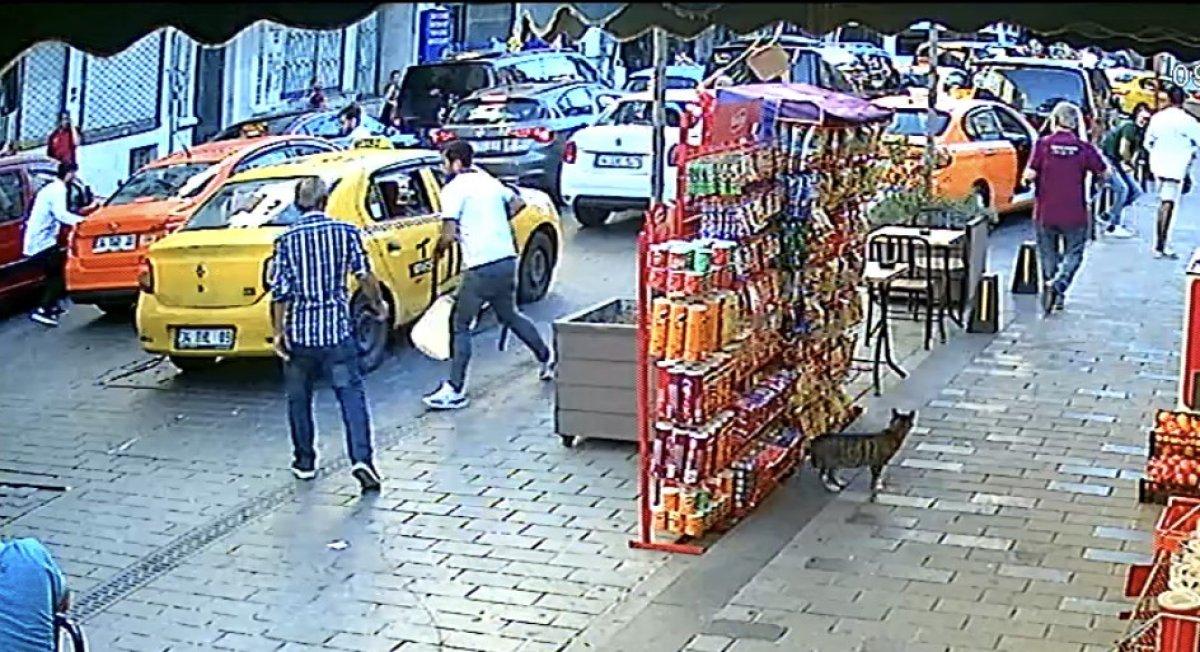 Taksim’de alacak verecek kavgası kamerada