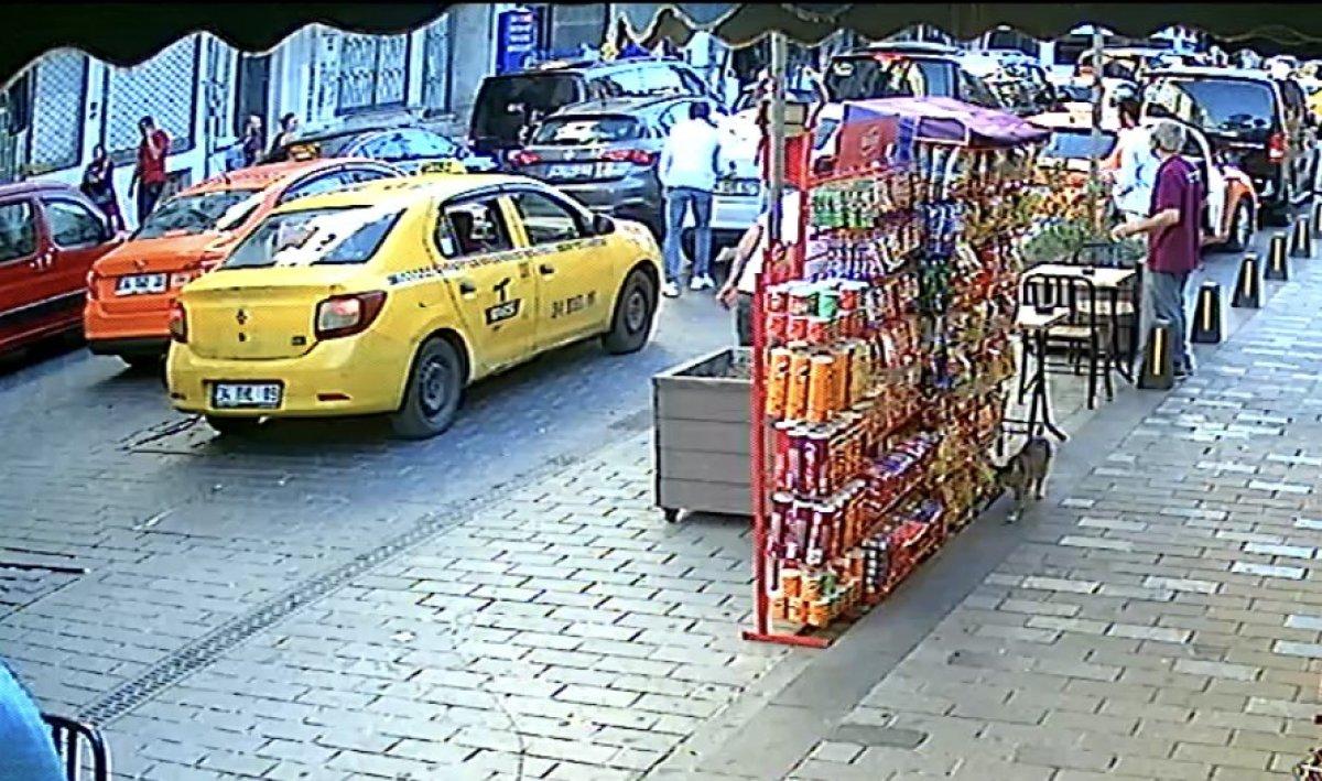 Taksim’de alacak verecek kavgası kamerada