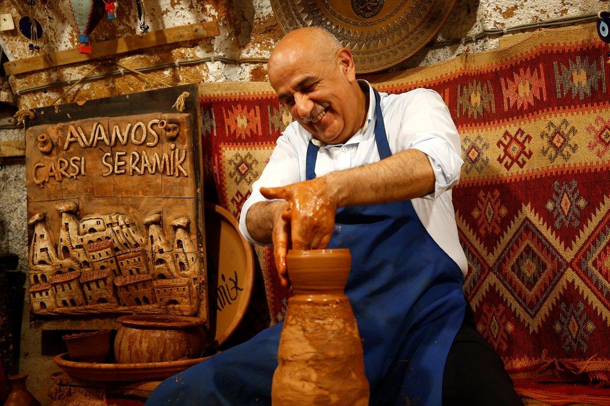 Vahit Kirişci'nin bir atölyede çanak yapımını deneyimlediği anlar