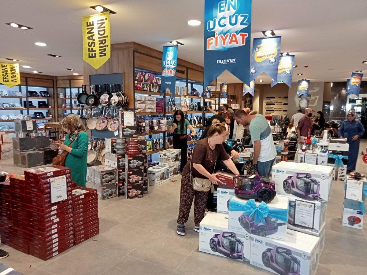 Ankara'da mağazanın açılışına özel yapılan indirim izdihama neden oldu