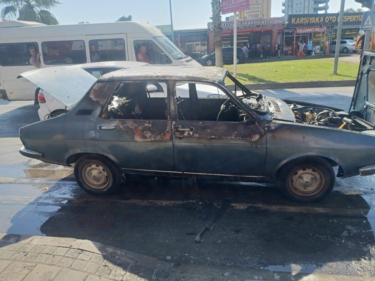 Adana'da sigara içmek isteyen sürücü, aracı yaktı