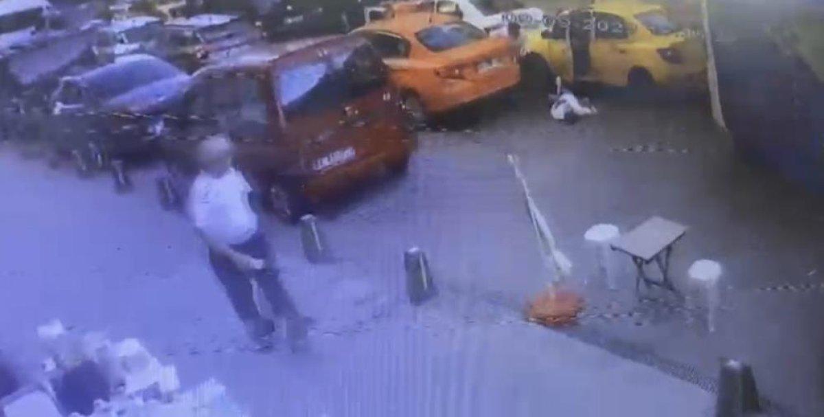 Taksim’de alacak verecek kavgası kamerada