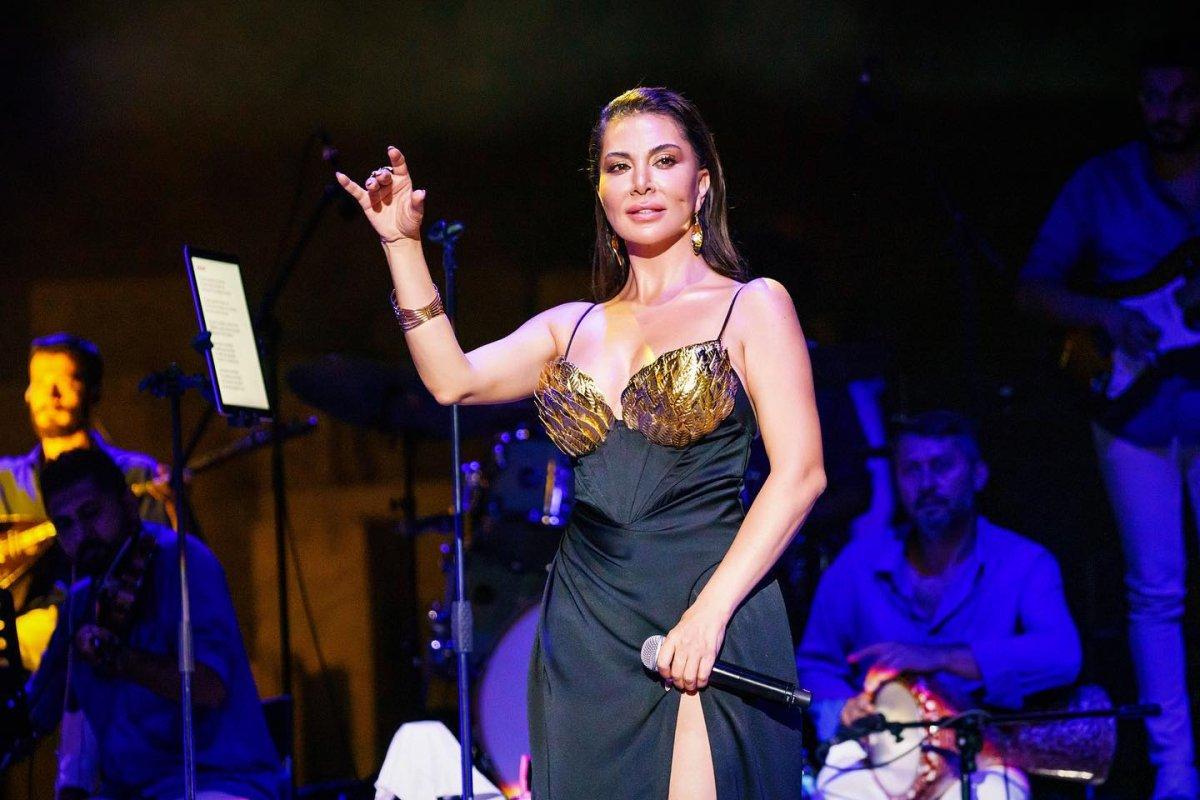 Ebru Yaşar’ın altından sahne kostümü beğeni topladı