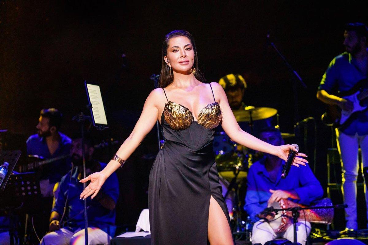 Ebru Yaşar’ın altından sahne kostümü beğeni topladı