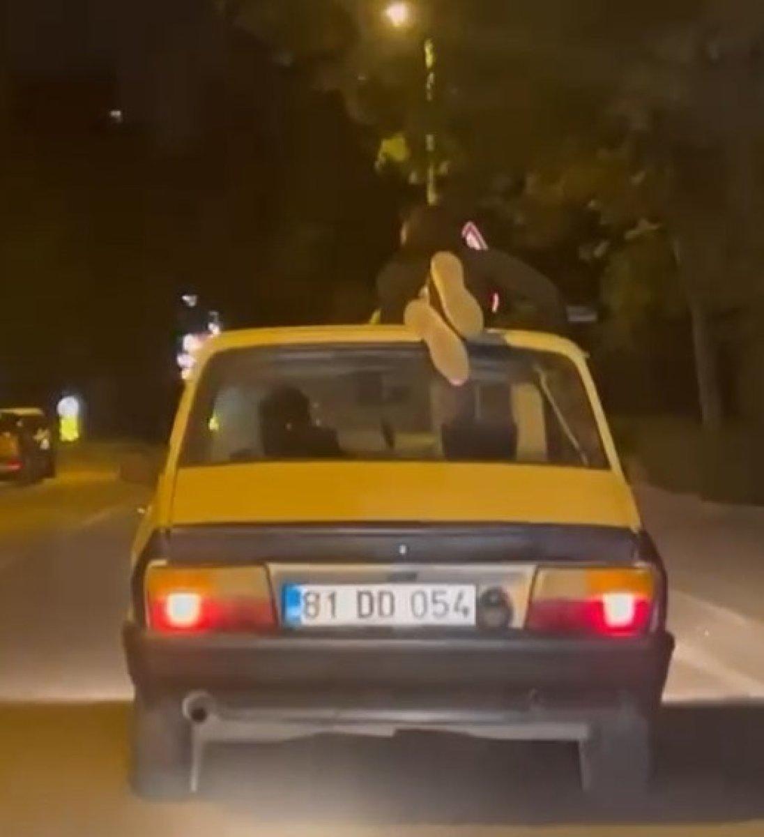 Kocaeli'de aracın tavanının üstünde yolculuk kamerada