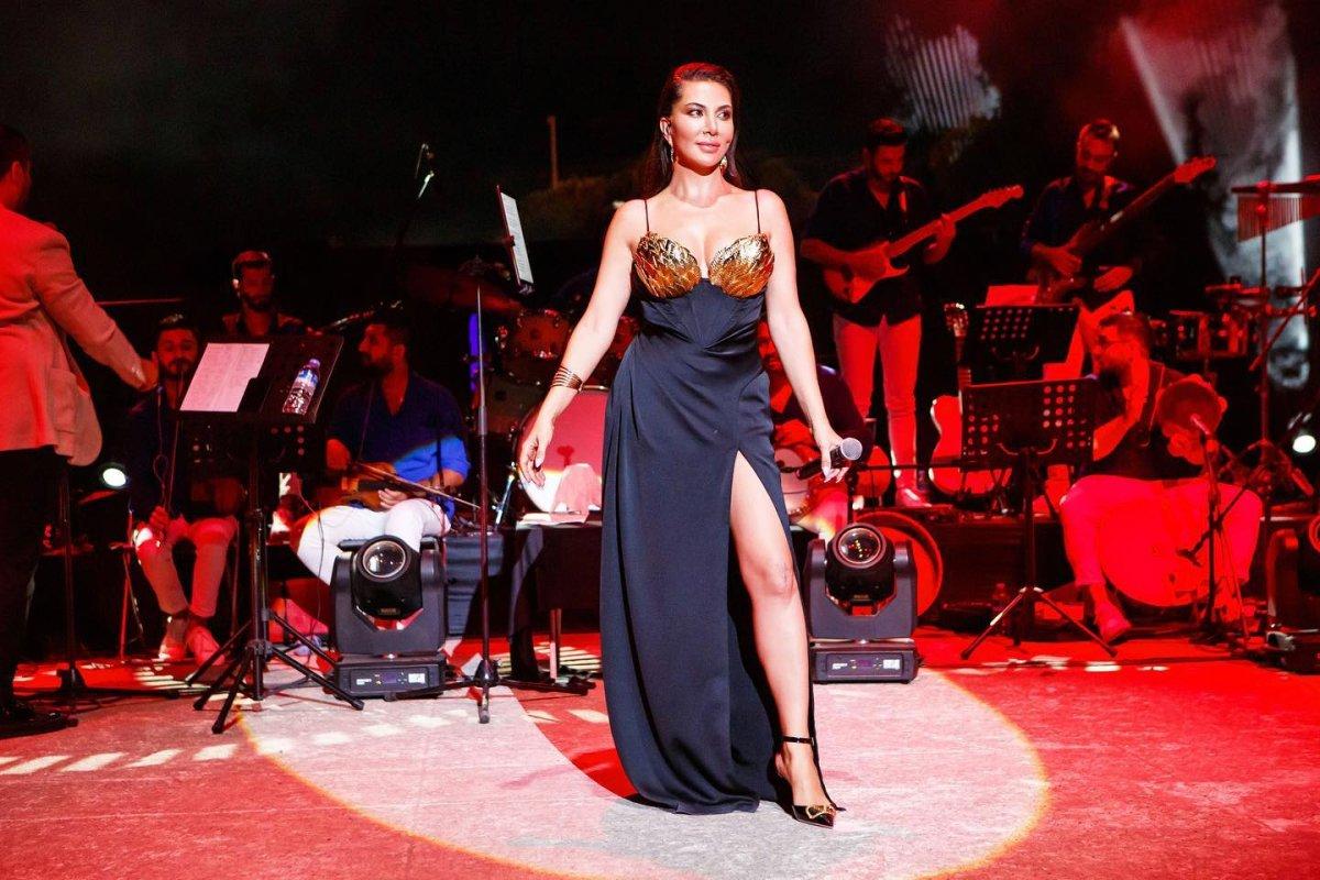 Ebru Yaşar’ın altından sahne kostümü beğeni topladı
